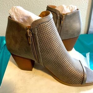 Style and company 7 1/2 boot peekaboo toe and zippers on the side